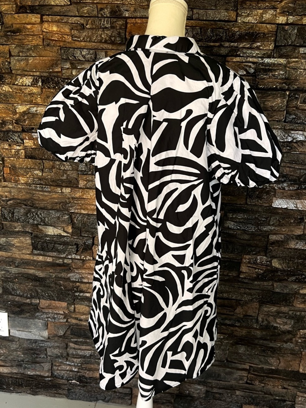 MSK Black & White Abstract Buttoned dress - Picture 6 of 13